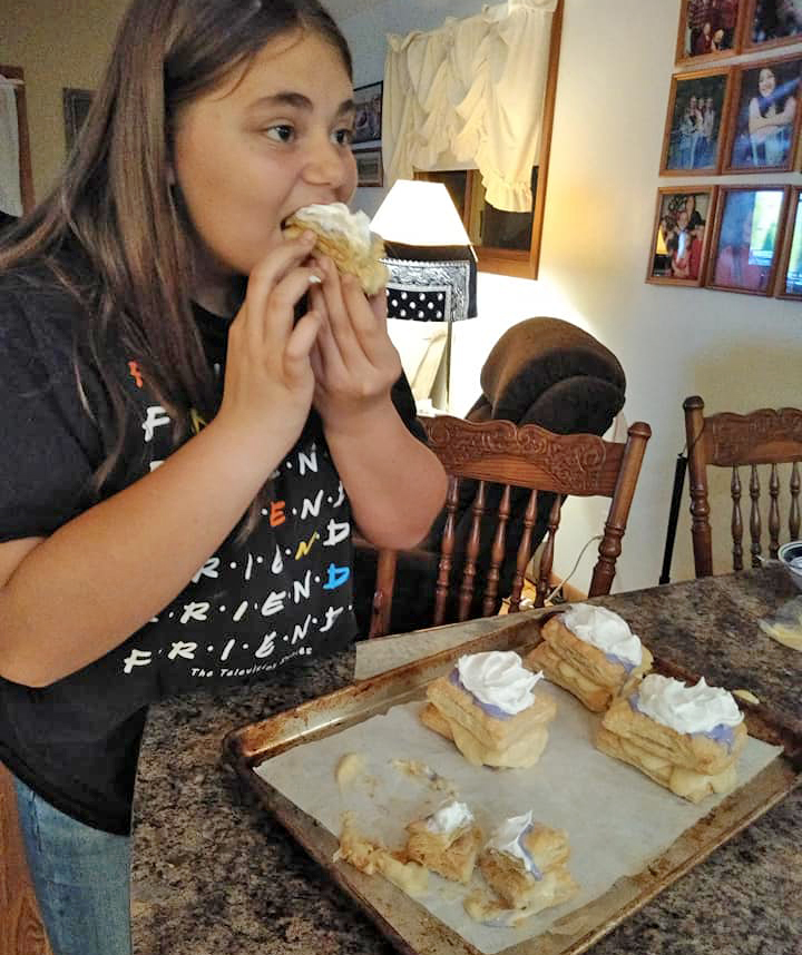 Girl eating tompouce